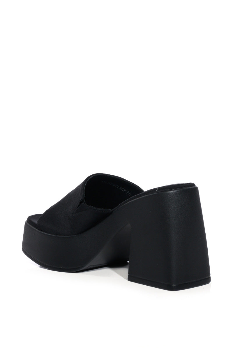 AZALEA WANG MILTON CLOG SANDAL IN BLACK