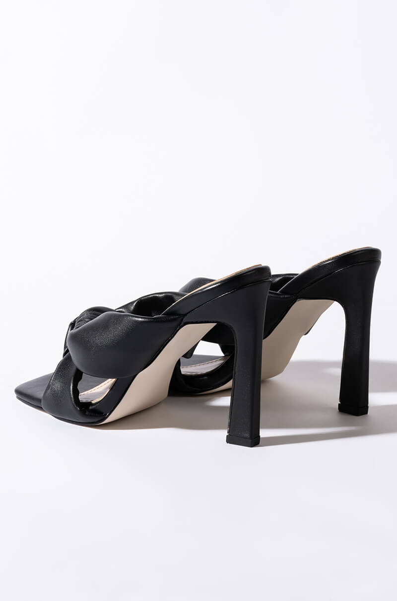 AZALEA WANG SWEET LIKE SUNDAY CHUNKY SANDAL IN BLACK