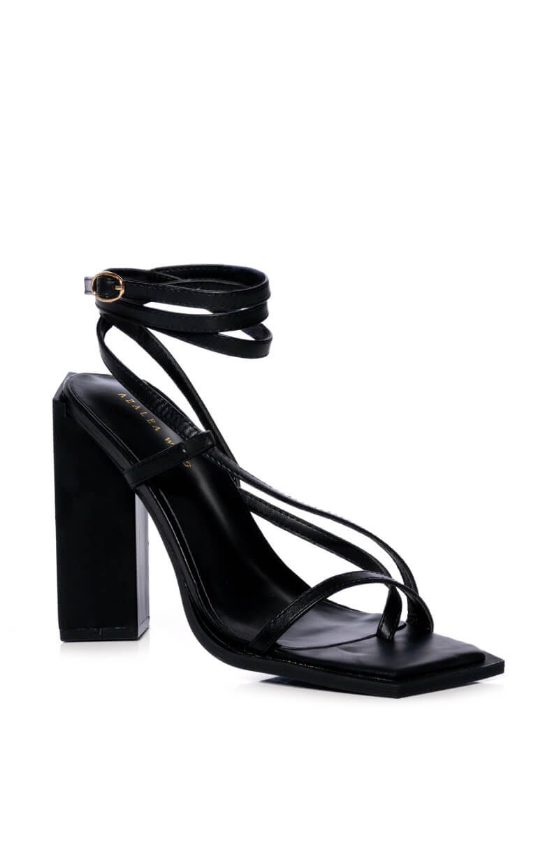 AZALEA WANG VALLEA CHUNKY PUMP IN BLACK