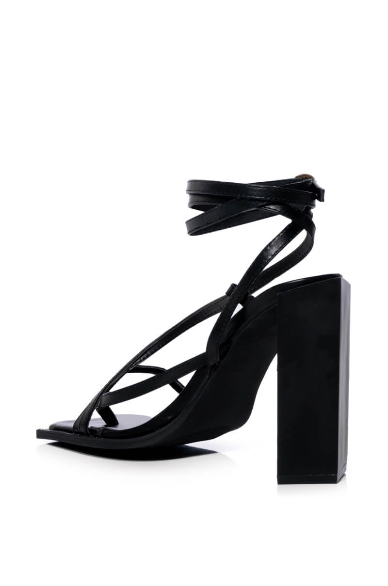AZALEA WANG VALLEA CHUNKY PUMP IN BLACK