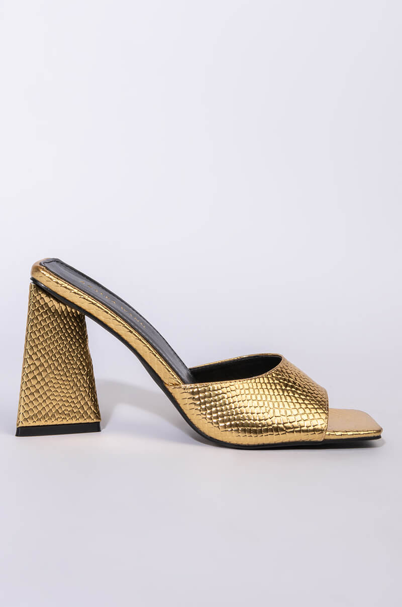 AZALEA WANG WORK FOR IT CHUNKY SANDAL IN GOLD