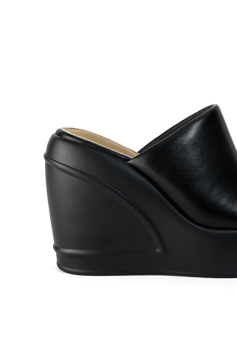 OCEAN EYES WEDGE SANDAL IN BLACK